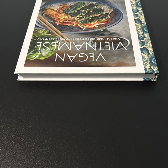 Vegan Vietnamese Hardback Book by Helen Le - Plant-Based Recipes Food Cooking - Picture 4 of 16